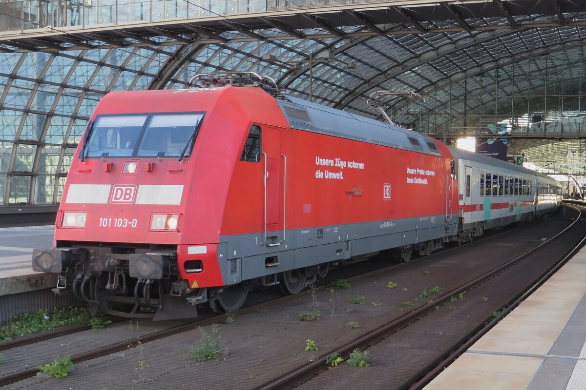 IC 141 ist mit 101 103 am 18 September 2022 in Berlin Hbf eingetroffen.