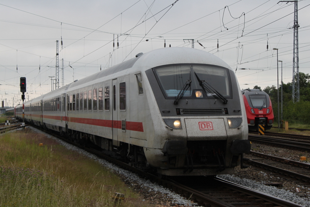 IC 23232 von Stralsund Hbf nach Berlin Hbf(tief)bei der Einfahrt im Rostocker Hbf.27.05.2018