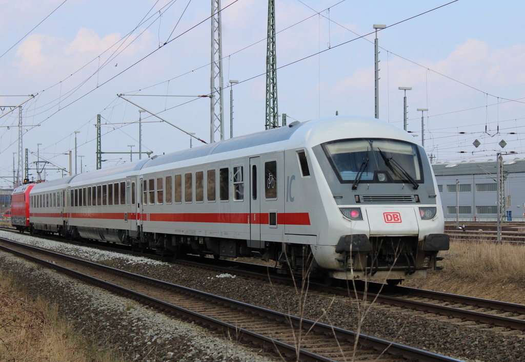 IC 2906 von Dresden Hbf nach Warnemünde bei der Einfahrt im Rostocker Hbf.26.03.2021