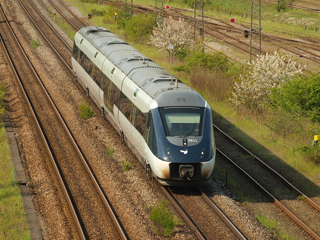 IC 4 MG 56/5811 einer der ersten Triebzüge von AnsaldoBreda die in Dänemark fuhren kommt hier aus Aalborg nach Aarhus gefahren. 28.04.2011