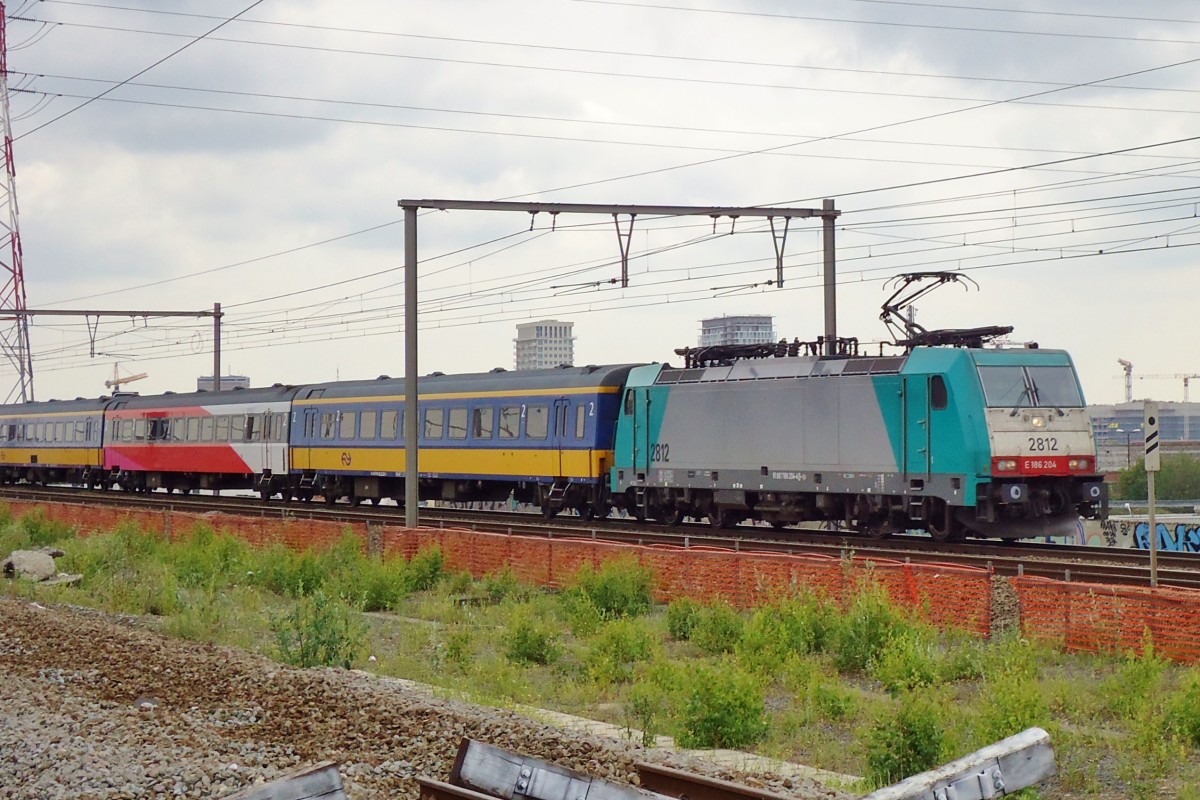 IC-Benelux nach Den Haag HS durchfahrt mit 2812 Antwerpen-Luchtbal.