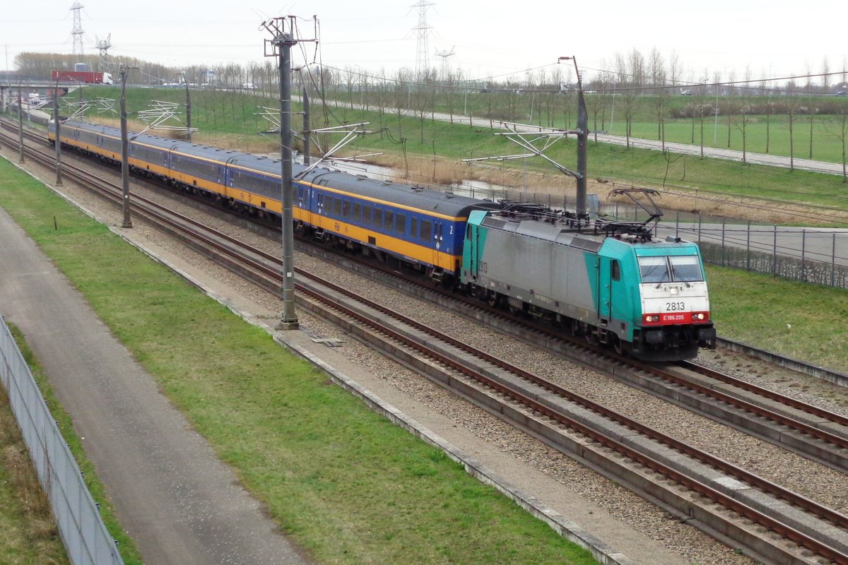 IC-Direcht mit 2813 durcheilt Lage Zwaluwe am 27 März 2019.