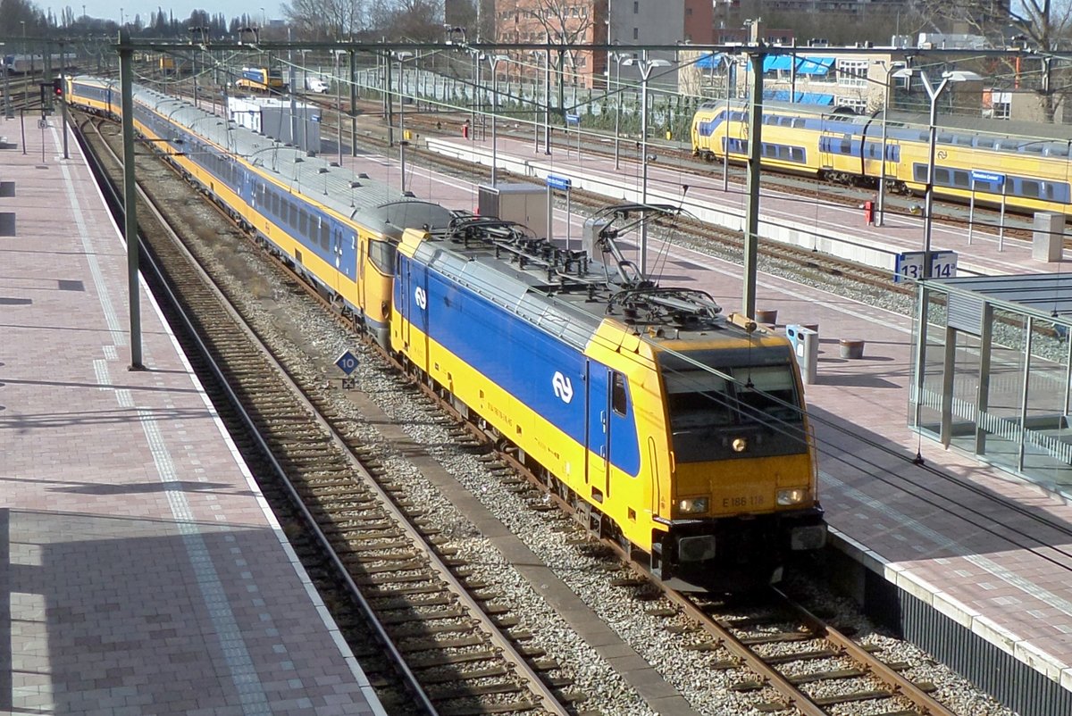 IC Direct mit 186 118 treft am 26 März 2017 in Rotterdam centraal ein.