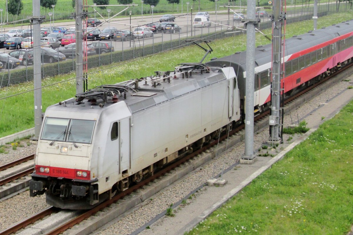 IC-Direct mit 186 144 durcheilt Lage Zwaluwe am 24 Juli 2015.