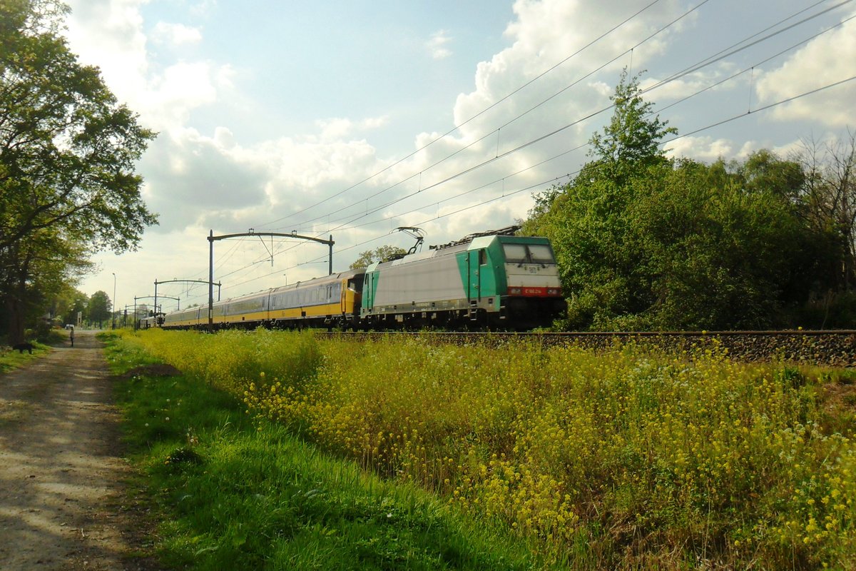 IC-Direct mit 186 214 durcheilt am 26 April 2019 Oisterwijk.