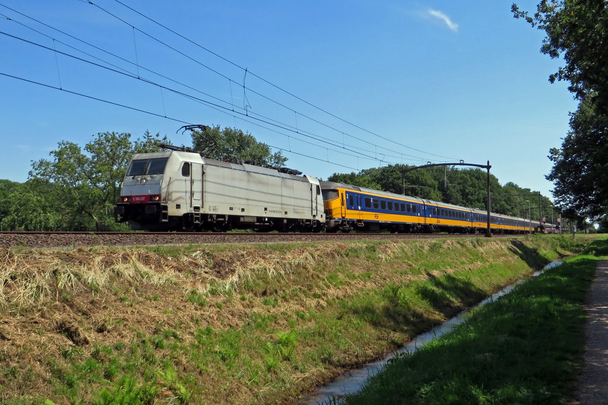 IC-Direct mit 186 237 durcheilt am 25 Juni 2020 Tilburg Oude Warande.