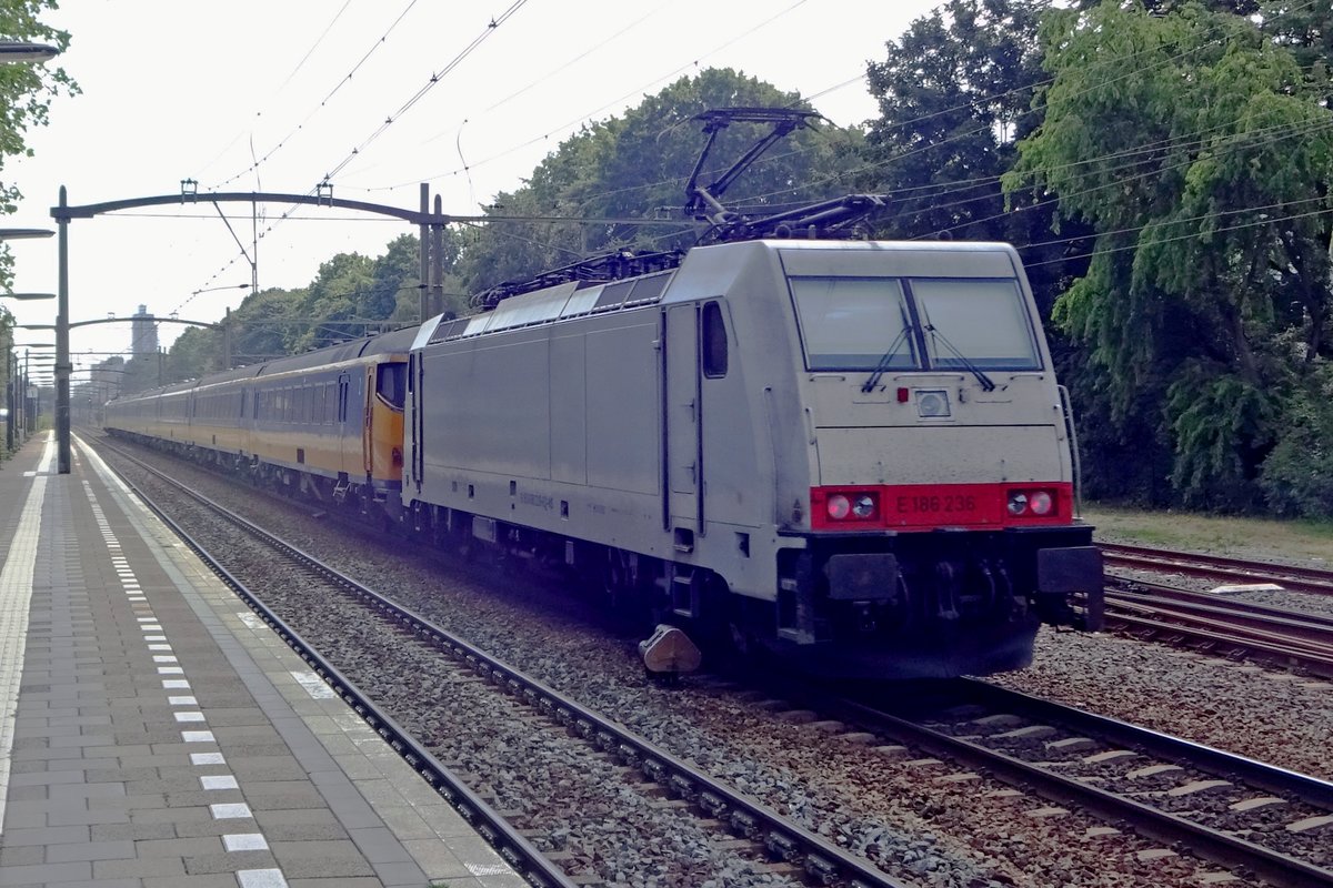 IC-Direct wird von 186 236 geschoben in Tilburg-Universiteit am 19 Juli 2019. 