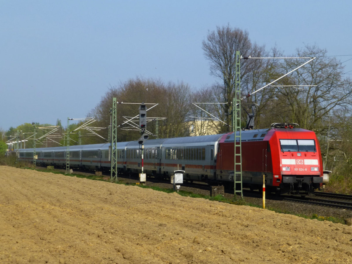 IC mit 101 024 nach Dortmund Hbf, kurz hinter dem Bahnhof Do-Kurl. 9.4.19.