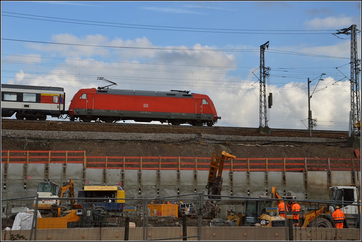 IC mit 101 070-1 aus Zürich passiert die verschiedenen Baustellen von S21. Stuttgart, Februar 2016.