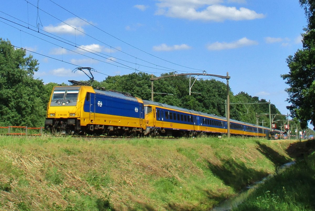 IC mit 186 006 passiert am 10 Juni 2017 Tilburg Oude Warande. 