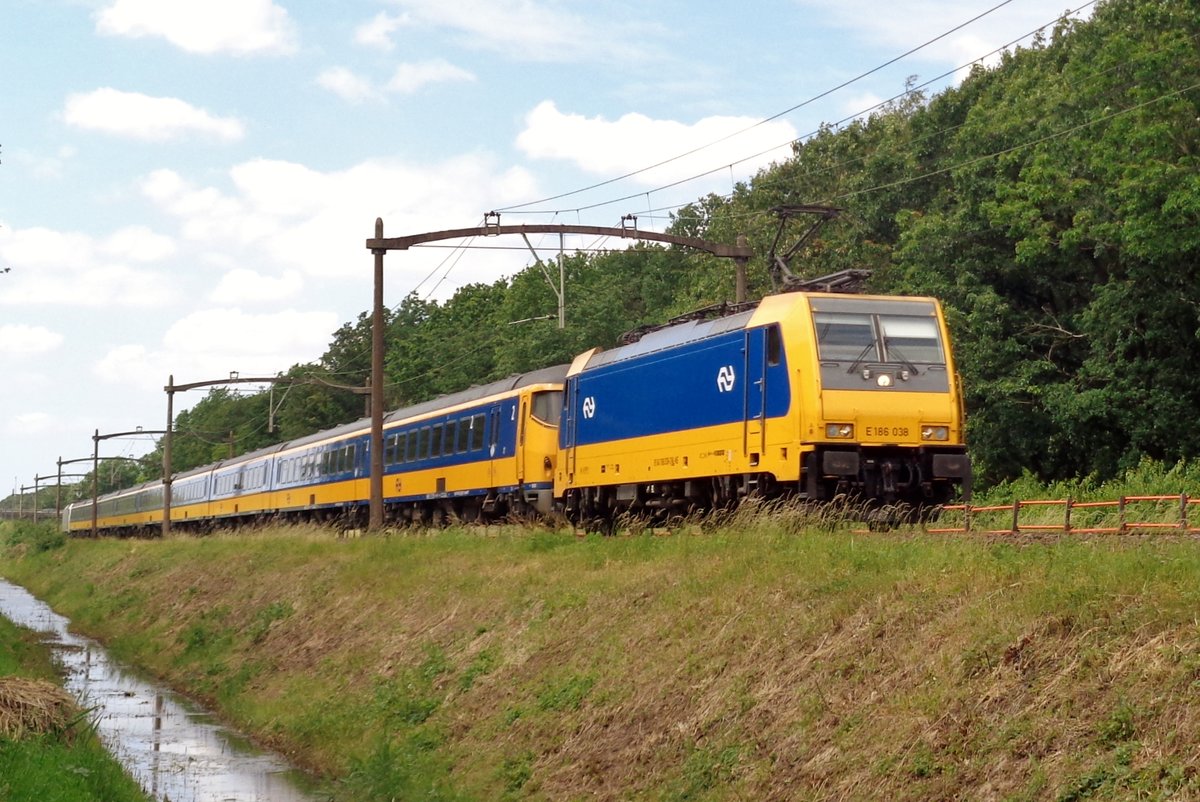 IC mit 186 038 passiert am 10 Juni 2017 Tilburg Oude Warande. 