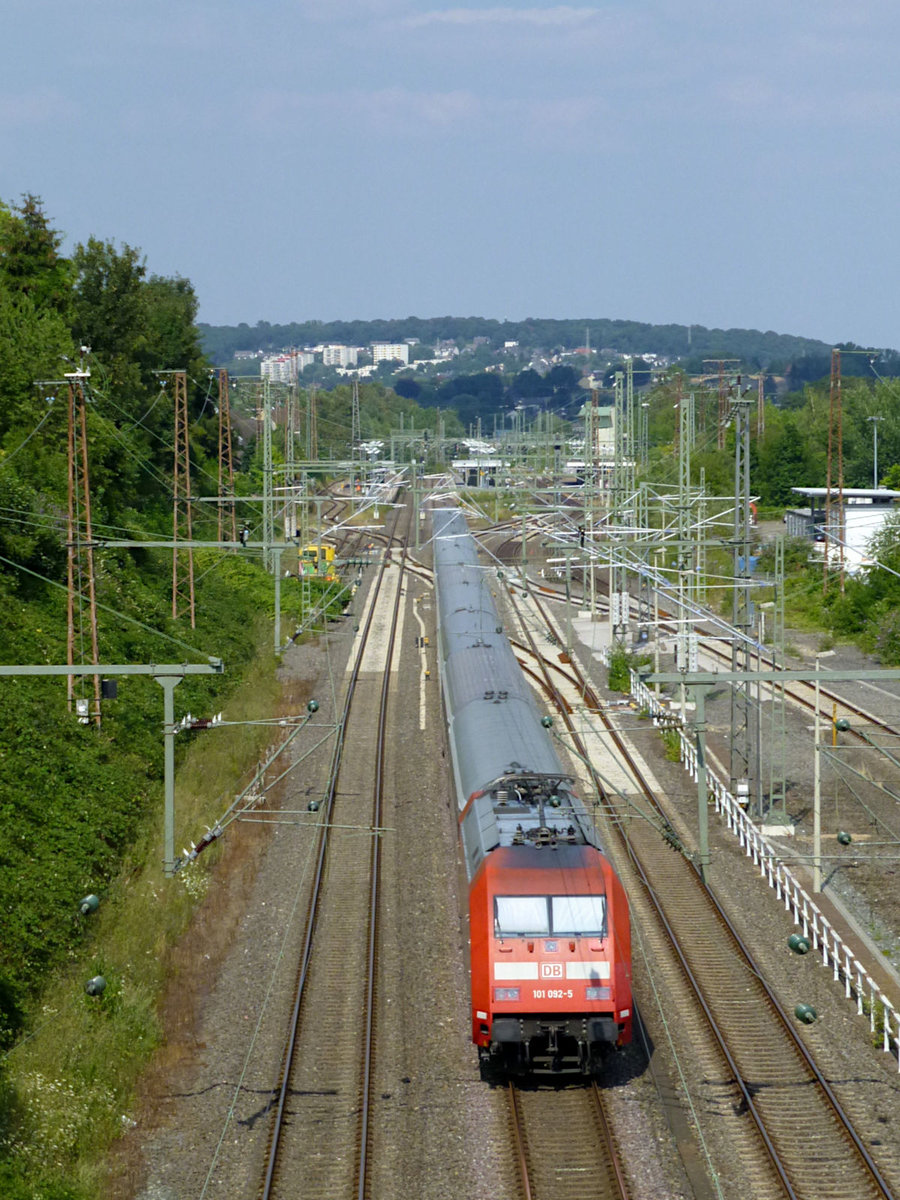 IC Richtung Osten, am 23.7.18 geschoben von 101 092.