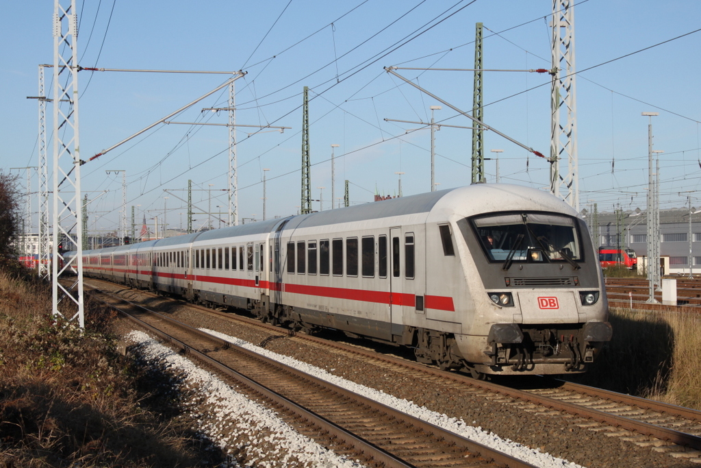 IC-Steuerwagen(Bpmbdzf)als IC 2303 von Rostock Hbf nach Mnchen Hbf bei der Ausfahrt im Rostocker Hbf.13.11.2016