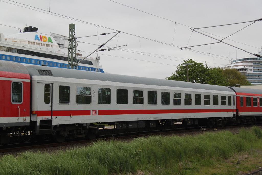 IC-Wagen Bimz stand am 16.05.2015 in Warnemnde im Hintergrund stehen die Kreuzfahrt-Schiffe Aidamar und Regal Princess.