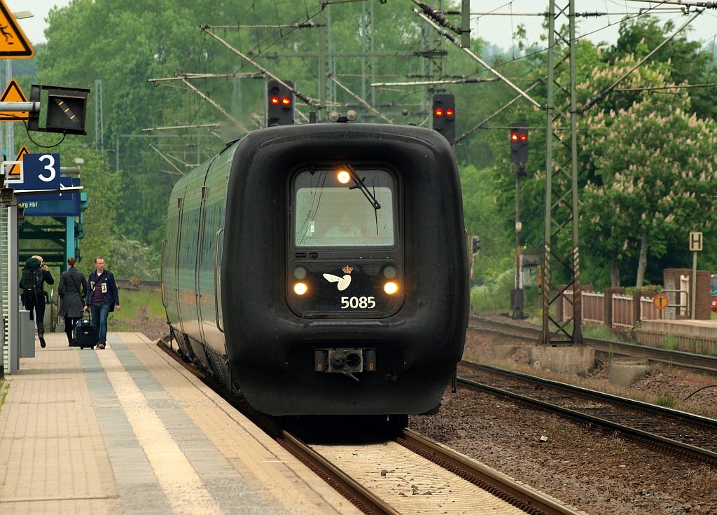 IC3 MF/MFB 50/5285(einer von 10 mit Deutschland-Zulassung)verlässt hier als EC Schleswig Richtung HH-Hauptbahnhof. 18.05.2011