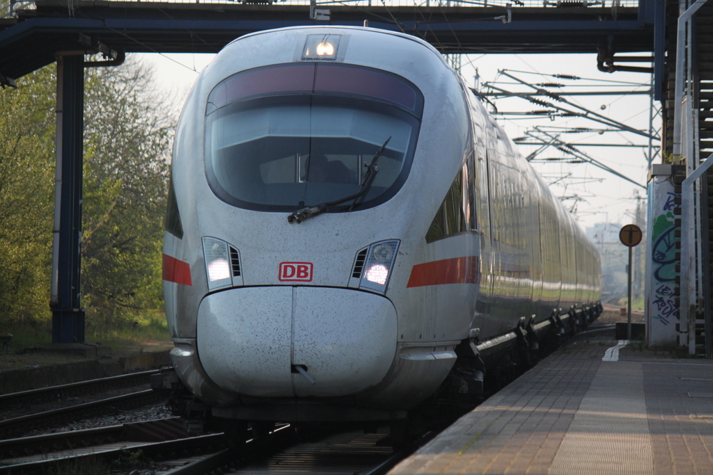 ICE 1508(Warnemnde-Mnchen)bei der Durchfahrt im Bahnhof Rostock-Bramow.02.05.2015