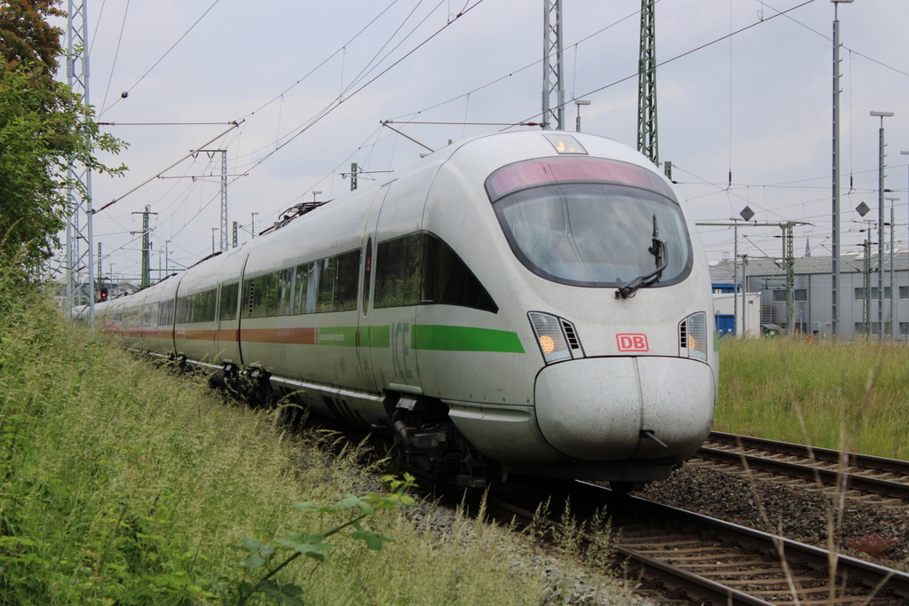 ICE 1589(Stalsund-Nürnberg)bei der Ausfahrt im Rostocker Hbf.12.06.2021 