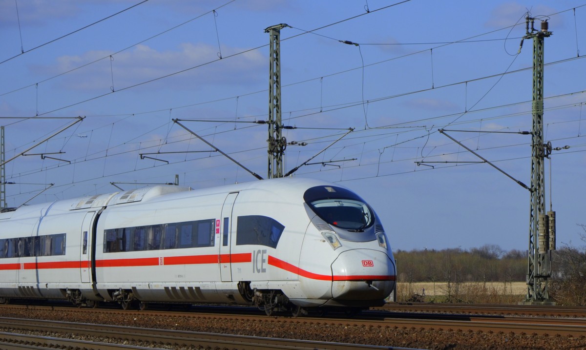 ICE 3 (BR 407) auf der Schnellfahrstrecke bei Porz Wahn in Richtung Frankfurt am 12.03.2015.