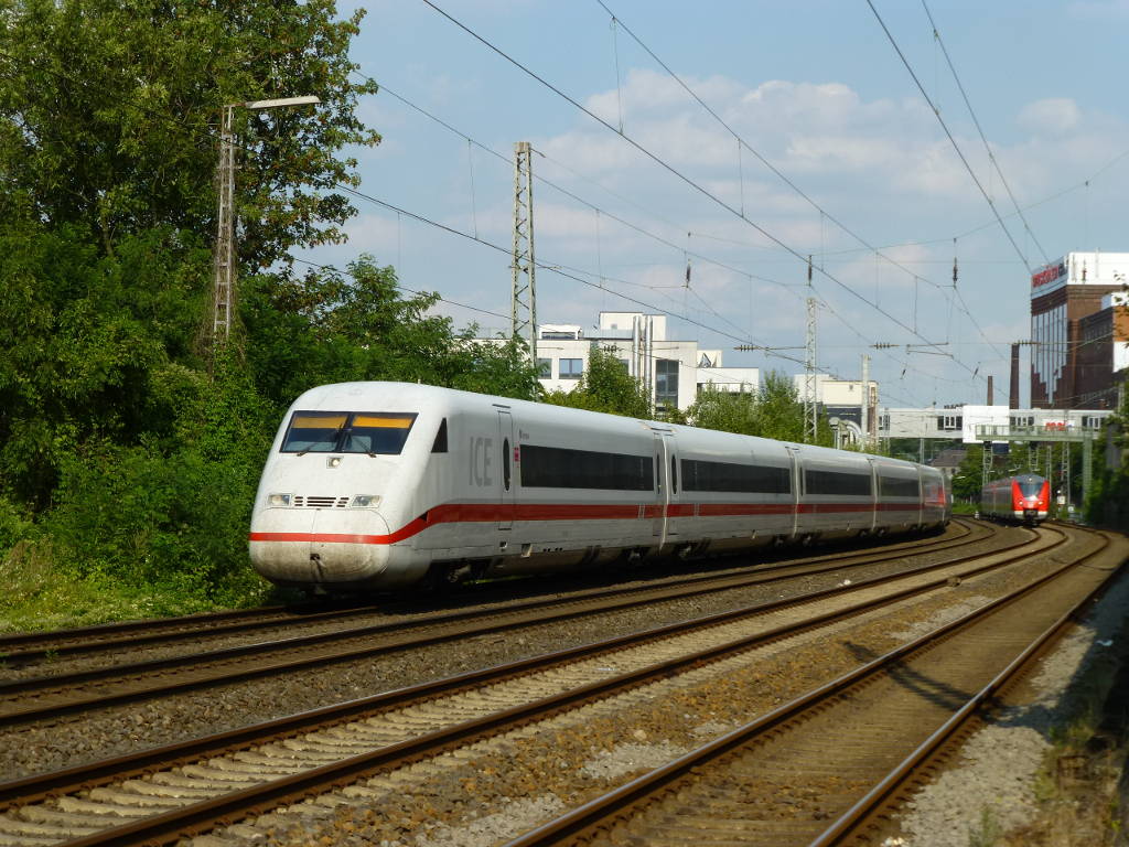 ICE  Dessau  an der Wolkenburg kurz vor der Einfahrt im Wuppertaler Hbf. Im Hintergrund nähert sich die S8 (1440 809), 31.8.2016.