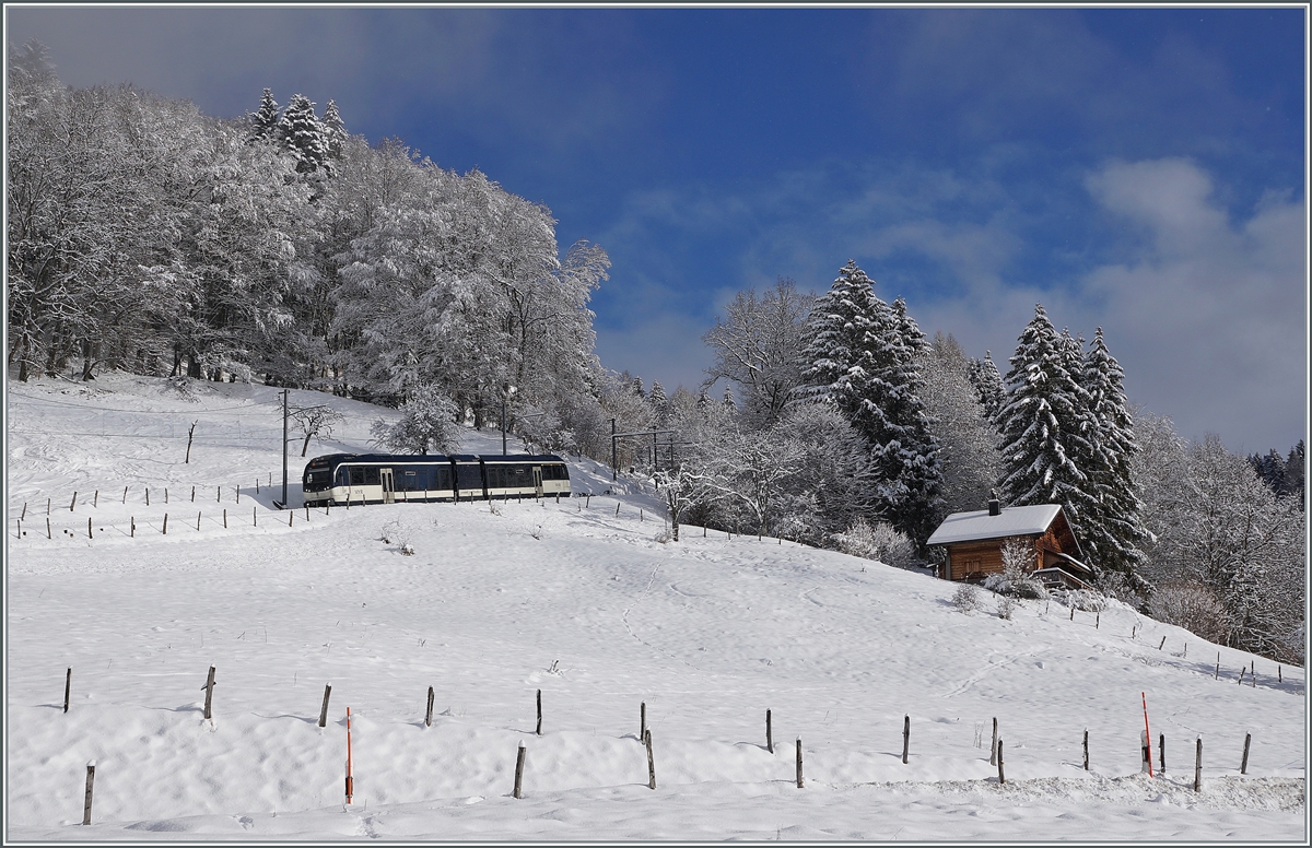  Ich bin auch ein Skilift  zumindest zwischen Lally und Les Pleiades verkehren die Züge nach dem Reglement von Skiliften oder Gondelbahnen mit der Konsequenz dass die nur zu höchstens 2/3 besetzt sein dürfen. Der CEV MVR SURF ABeh 2/6 7505 ist kurz vor Fayaux als Regionalzug 1432 von Les Pléiades nach Vevey auf dem Weg ins Tal.

18. Januar 2021