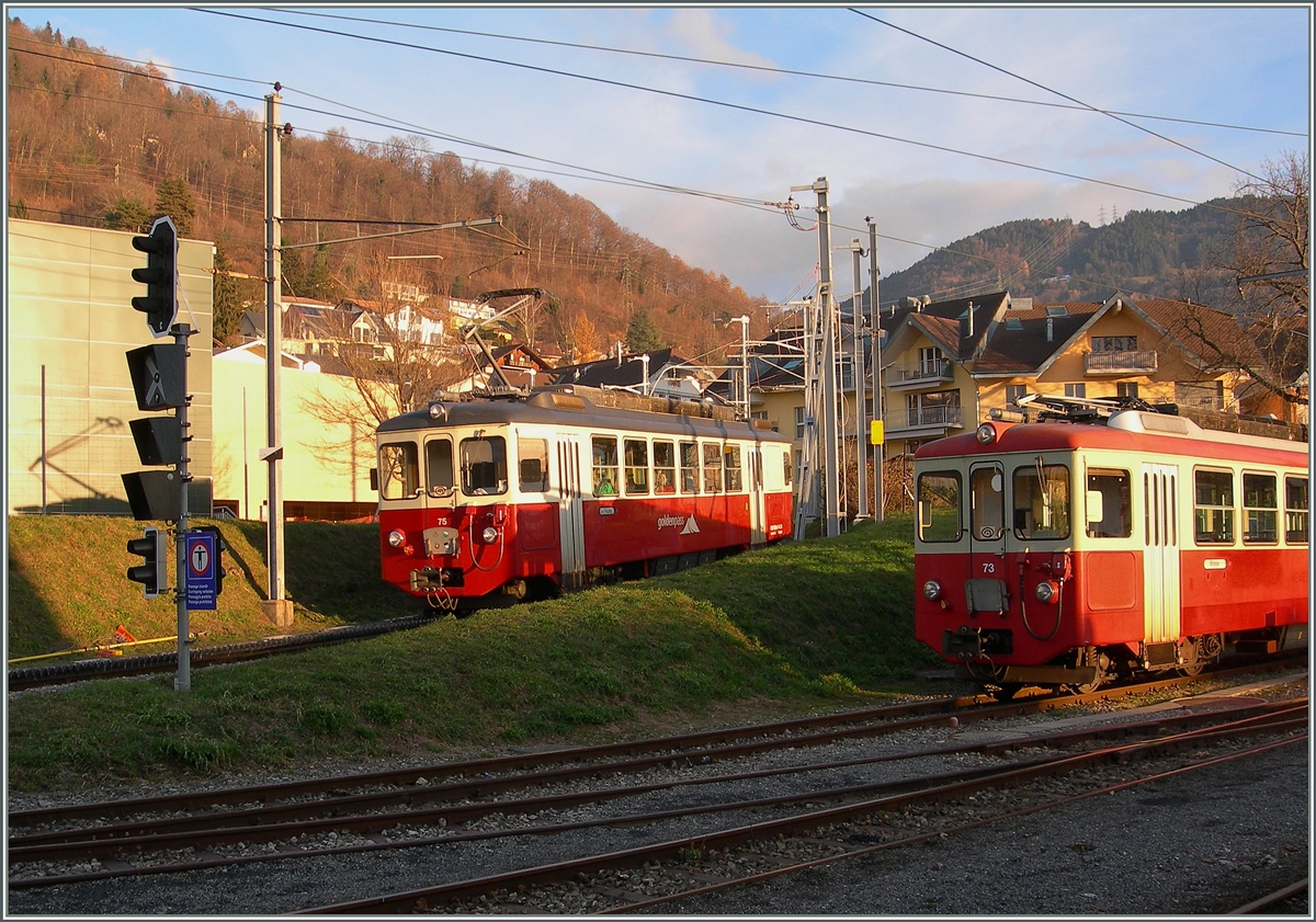 Ich hoffe natürlich sehr, dass dies nicht mein letztes Bild vom CEV BDeh 2/4 75 ist, denn noch in der selben Nacht wurde dieser von einem Lastwagen angerempelt und steht nun lädiert im Dépôt von Vevey. Hier erreicht der CEV BDeh 2/4 75 als Regionalzug 1438 von Les Pléilades kommend den Bahnhof von Blonay. 13. Dez. 2015