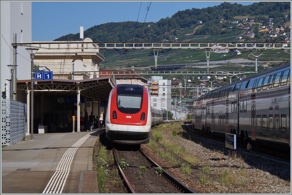 ICN Züge sind kaum auf der Simplon Linie zu sehen, um so erstaunlicher war ich, als ein ICN als IR 90 von Brig nach Genève Aéroport in Vevey hielt.

4. Aug. 2022