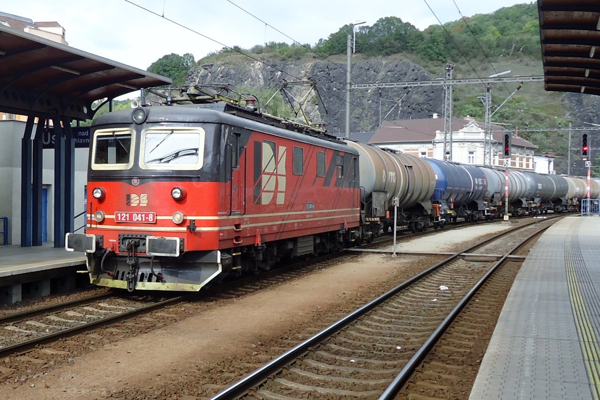 IDS 121 041 zieht ein  Kesselwagenzug durch Usti-nad-Labem am 22 September 2014.