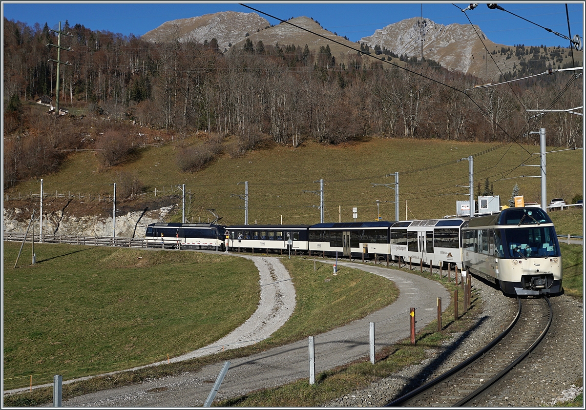 ie MOB Ge 4/4 8001 mit dem MOB Panroamic Express 2118 von Montreux nach Zweisimmen bei der Durchfahrt in Les Sciernes.

26. Nov. 2020