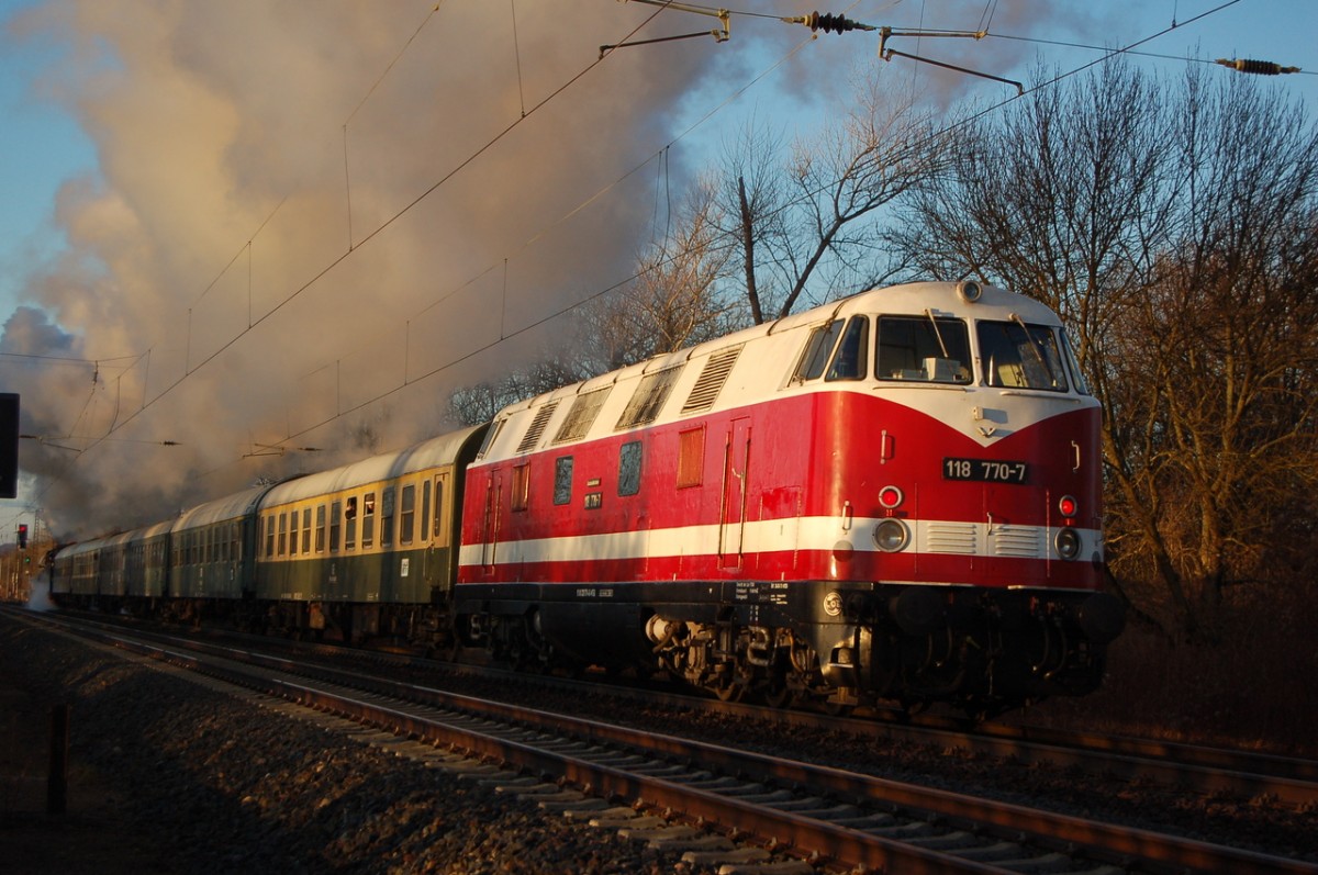 IG 58 3047 e.V. 118 770-7 als Schlusslok am  Ski & Rodel-Express  DPE 80344 von Leipzig Hbf zum Rennrodel Weltcup nach Oberhof, am 11.01.2014 in Naumburg Hbf. (Foto: dampflok015)