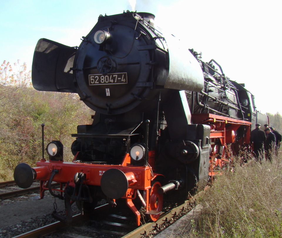 IG Dampflok Nossen e.V. 52 8047-4 am 18.10.2008 beim wasserfassen im Bf Karsdorf. (Foto: G�nther G�bel)