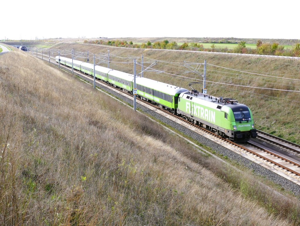 IGE 182 507 mit dem FLX 1240 von Stuttgart Hbf nach Berlin Hbf (tief), am 03.11.2022 bei
Wennungen.