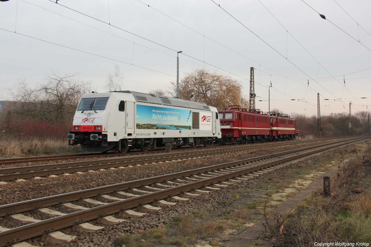 IGE 285 103-8 + EBS 242 145 + 242 110, am 16.12.2018 in Naumburg Hbf. (Foto: Wolfgang Krolop)