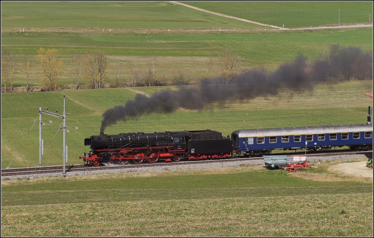 IGE-Abschiedsfahrt vom  Blauen Fernschnellzug . 

01 202 hat Sanceboz-Sombeval verlassen auf dem Weg zum Col Pierre Pertuis. März 2019.