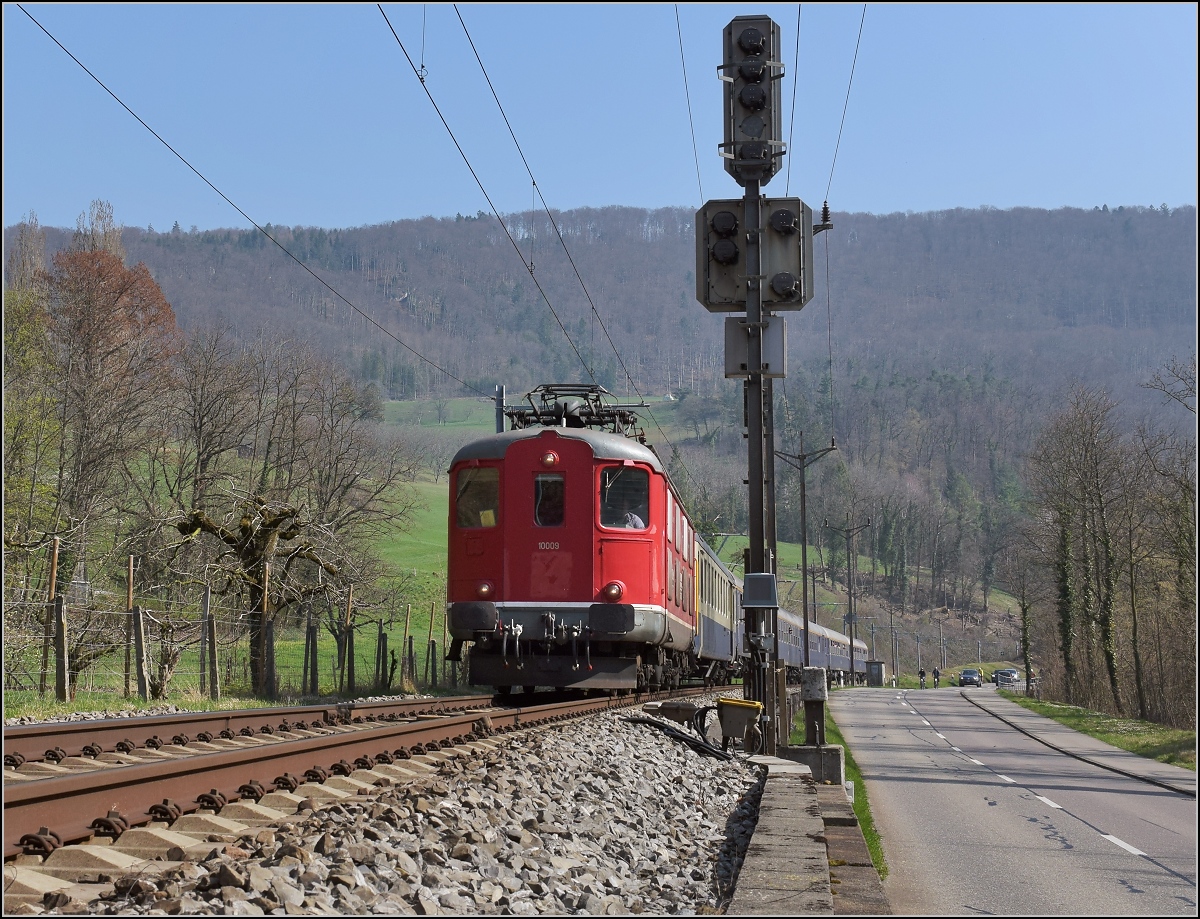 IGE-Abschiedsfahrt vom  Blauen Fernschnellzug . 

Der Schnellzug kurz vor dem Angensteintunnel, da ich in Delsberg überrascht feststellte, nicht die Lok wendete Richtung Basel, sondern der Zug, kam nur die Südseite in Frage. Re 4/4 I 10009 fuhr voraus. Aesch, März 2019.
