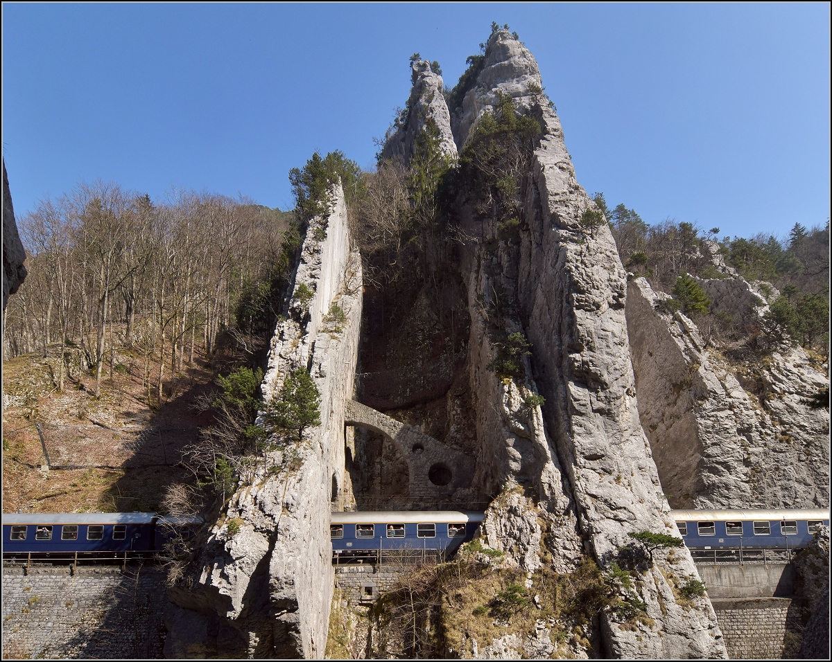 IGE-Abschiedsfahrt vom  Blauen Fernschnellzug . 

Durchfahrt der bekannten Juraklus bei Moutier/Münster. Lauter blaue DB-Schnellzugwagen eingekeilt zwischen den Felsen. März 2019.