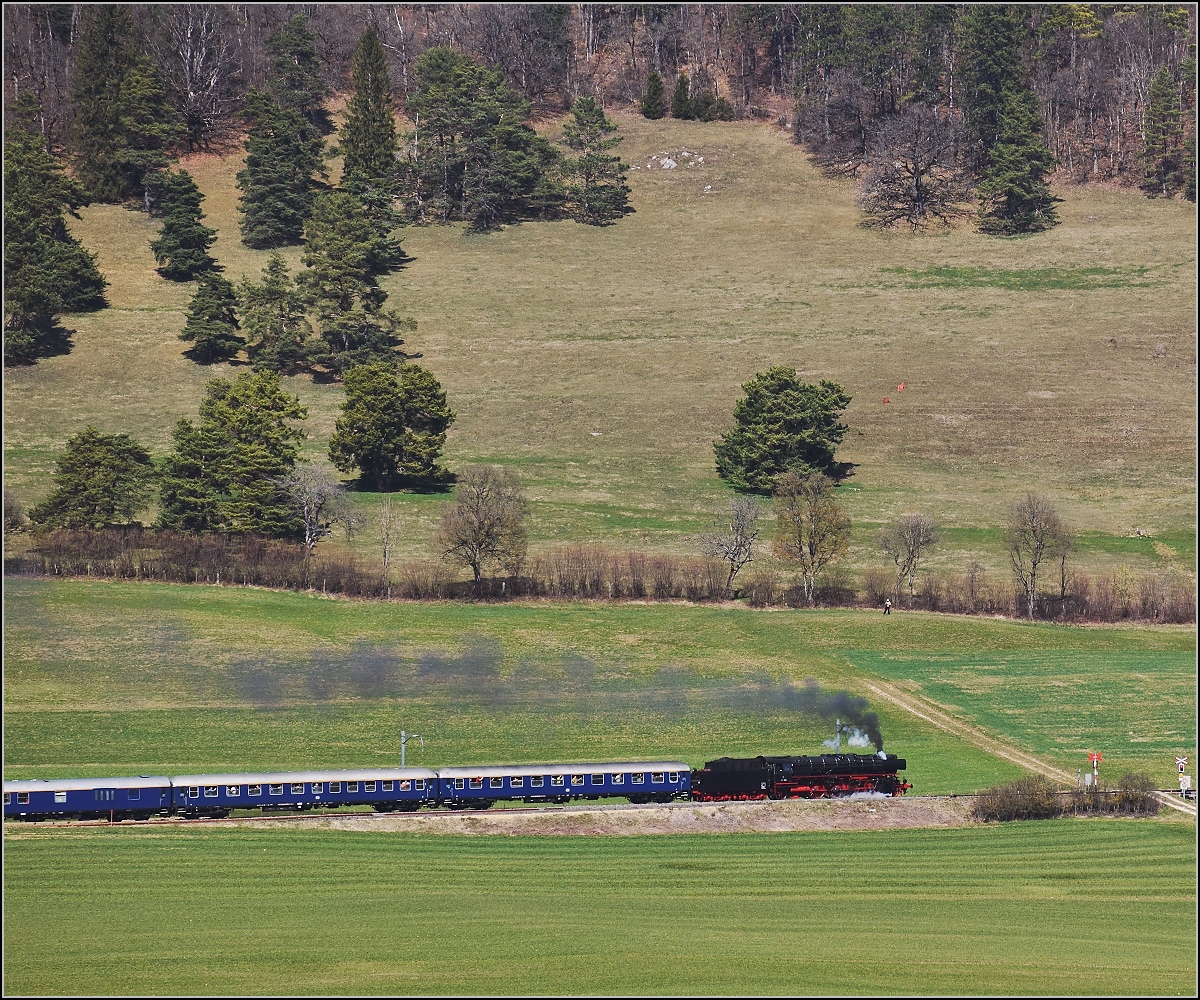 IGE-Abschiedsfahrt vom  Blauen Fernschnellzug . 

In der Steigung zum Col Pierre Pertuis mit 01 202 und Re 4/4 I 10009 zwischen Corgémont und der zweiten Durchfahrt von Sanceboz-Sombeval. März 2019.