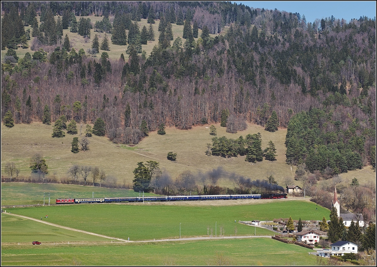 IGE-Abschiedsfahrt vom  Blauen Fernschnellzug . 

Oberhalb von Sanceboz-Sombeval arbeitet 01 202 mächtig um den Zug in Richtung des Tunnels des Col Pierre Pertuis zu ziehen. März 2019.