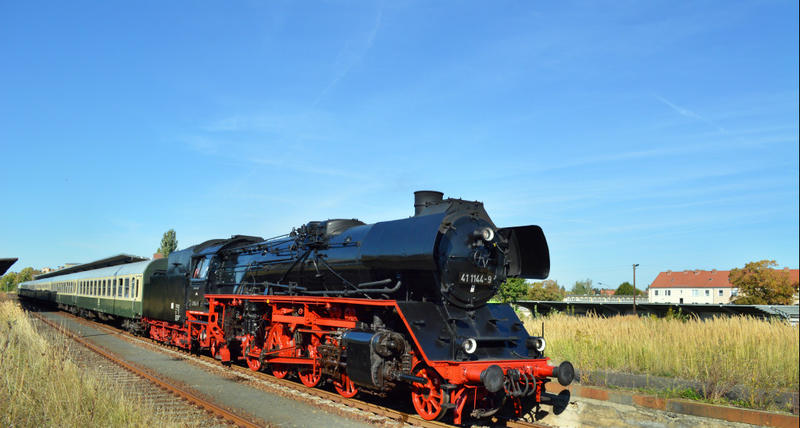 IGE Werrabahn 41 1144-9 mit dem  Rotk�ppchen-Express I  RE 16196 von Altenburg nach Freyburg und weiter nach Karsdorf, am 29.09.2013 in Zeitz. (Foto: Thomas Fritzsche)