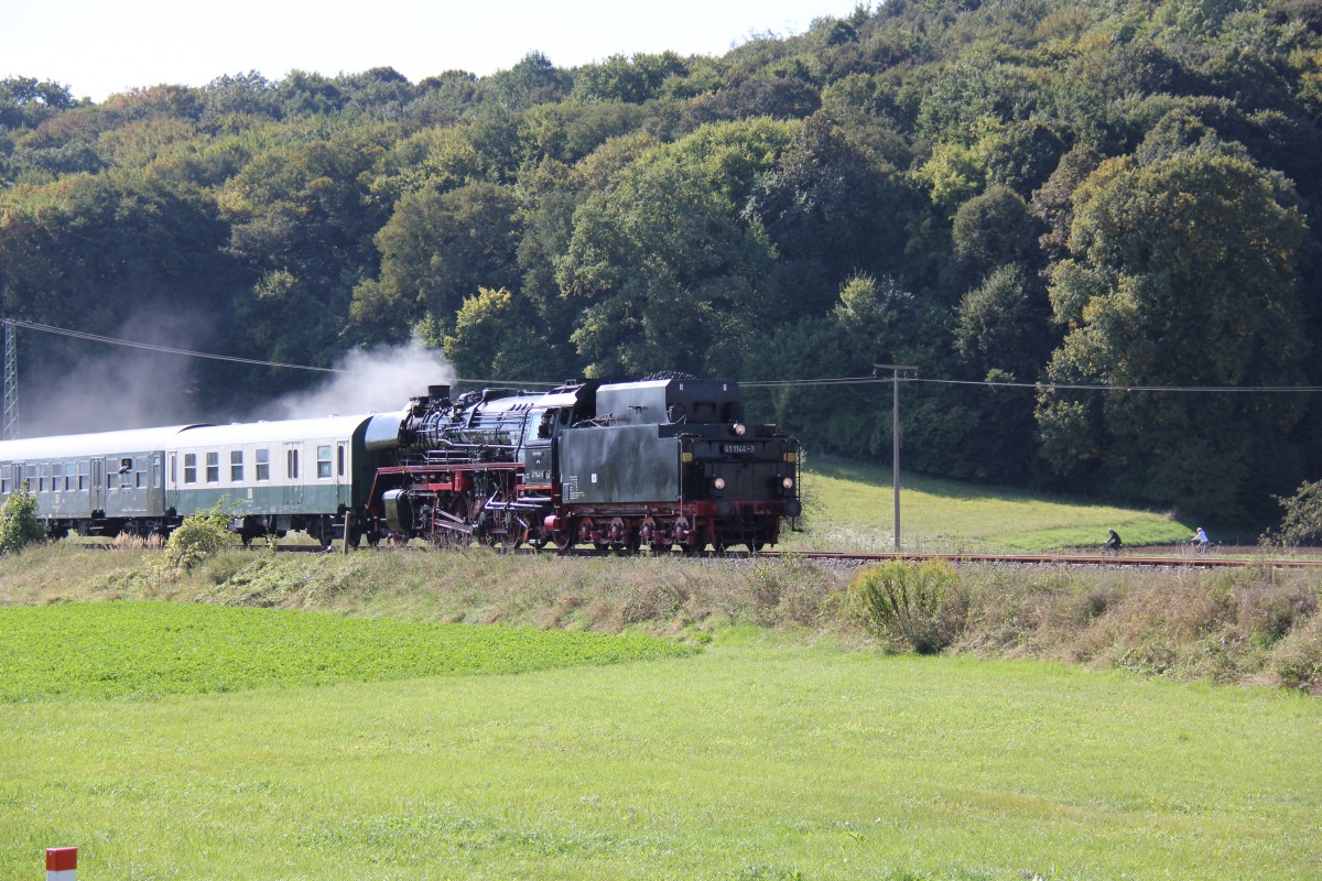 IGE Werrabahn 41 1144-9 mit dem RE 16196  Rotk�ppchen-Express I  von Altenburg nach Karsdorf, am 29.09.2013 bei Kleinjena. (Foto: Wolfgang Krolop)