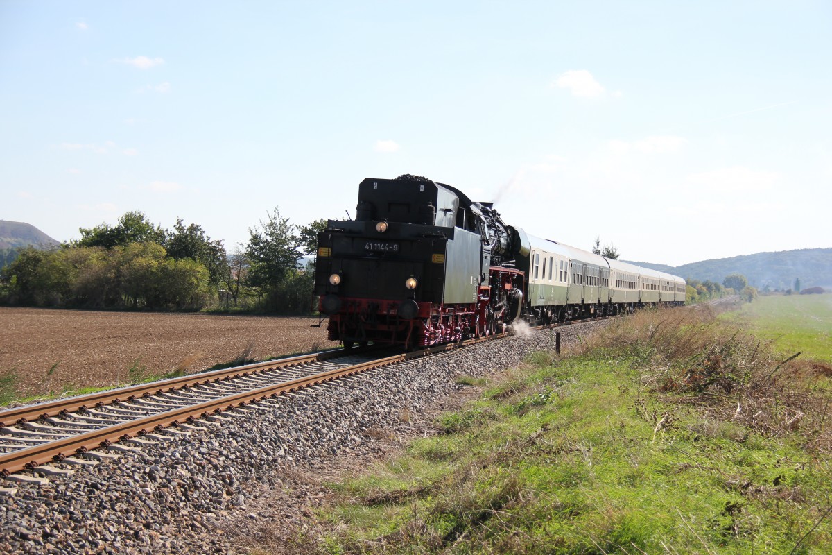 IGE Werrabahn 41 1144-9 mit dem leeren RE 16196 auf der Fahrt von Freyburg zur Abstellung nach Karsdorf, am 29.09.2013 bei Kirchscheidungen. (Foto: Wolfgang Krolop)

