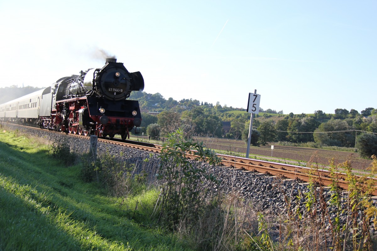 IGE Werrabahn 41 1144-9 mit dem leeren RE 16195 auf der Fahrt von Karsdorf nach Freyburg und weiter nach Altenburg, am 29.09.2013 bei Balgst�dt. (Foto: Wolfgang Krolop) 