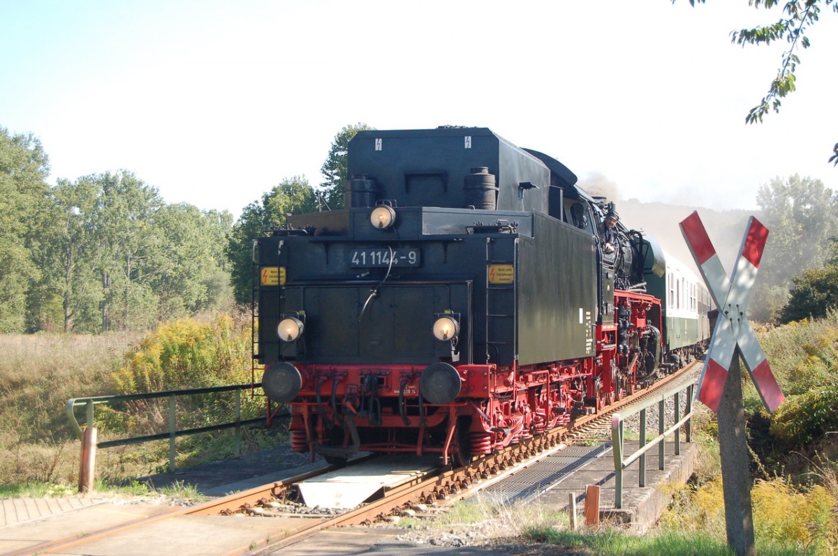 IGE Werrabahn 41 1144-9 mit dem leeren RE 16196  Rotk�ppchen-Express I  am 29.09.2013 bei Balgst�dt auf der Fahrt zur Abstellung nach Karsdorf. (Foto: dampflok015)