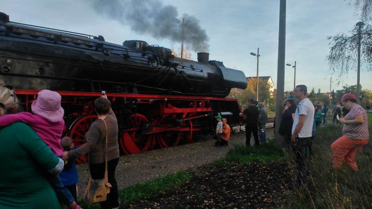 IGE Werrabahn 41 1144-9 mit dem RE 16277  Rotkäppchen-Express II  von Freyburg nach ALtenburg, am 18.10.2014 beim Halt in Naumburg Ost. (Foto: Hans-Dieter Grau)
