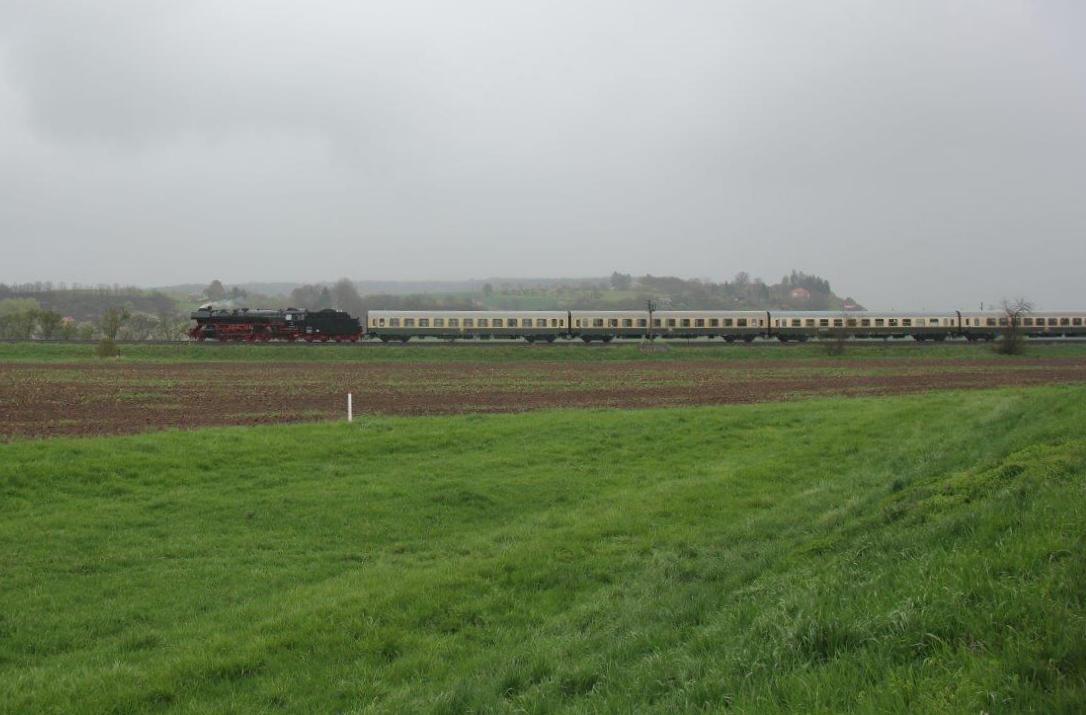 IGE Werrabahn 41 1144-9 mit dem RE 16188  Rotk�ppchen-Express I  von Eisenach nach Freyburg, am 17.04.2016 bei Kleinjena. (Foto: Wolfgang Krolop)