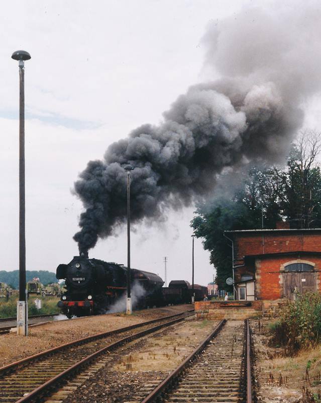IGE Werrabahn 52 8039-1 mit einem Fotog�terzug von Sondershausen nach Freyburg, am 24.08.1996 in Gehofen. (Foto: Uwe Bachmann)