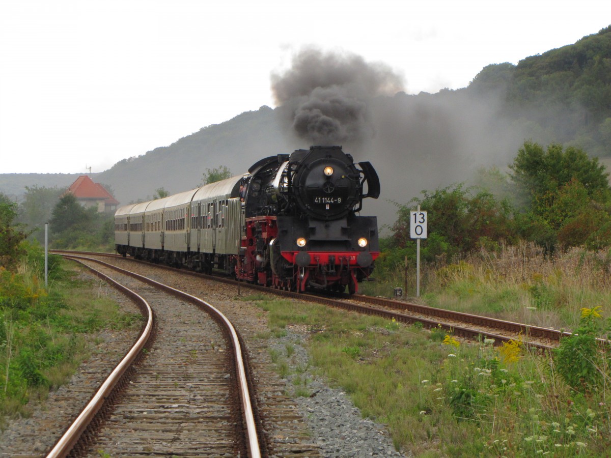 IGE Werrabahn Eisenach 41 1144-9 mit dem Lr 16278 von Freyburg nach Karsdorf, am 27.09.2015 bei der Einfahrt in Laucha. Der  Rotk�ppchen-Express II  brachte zuvor Touristen von Altenburg nach Freyburg.