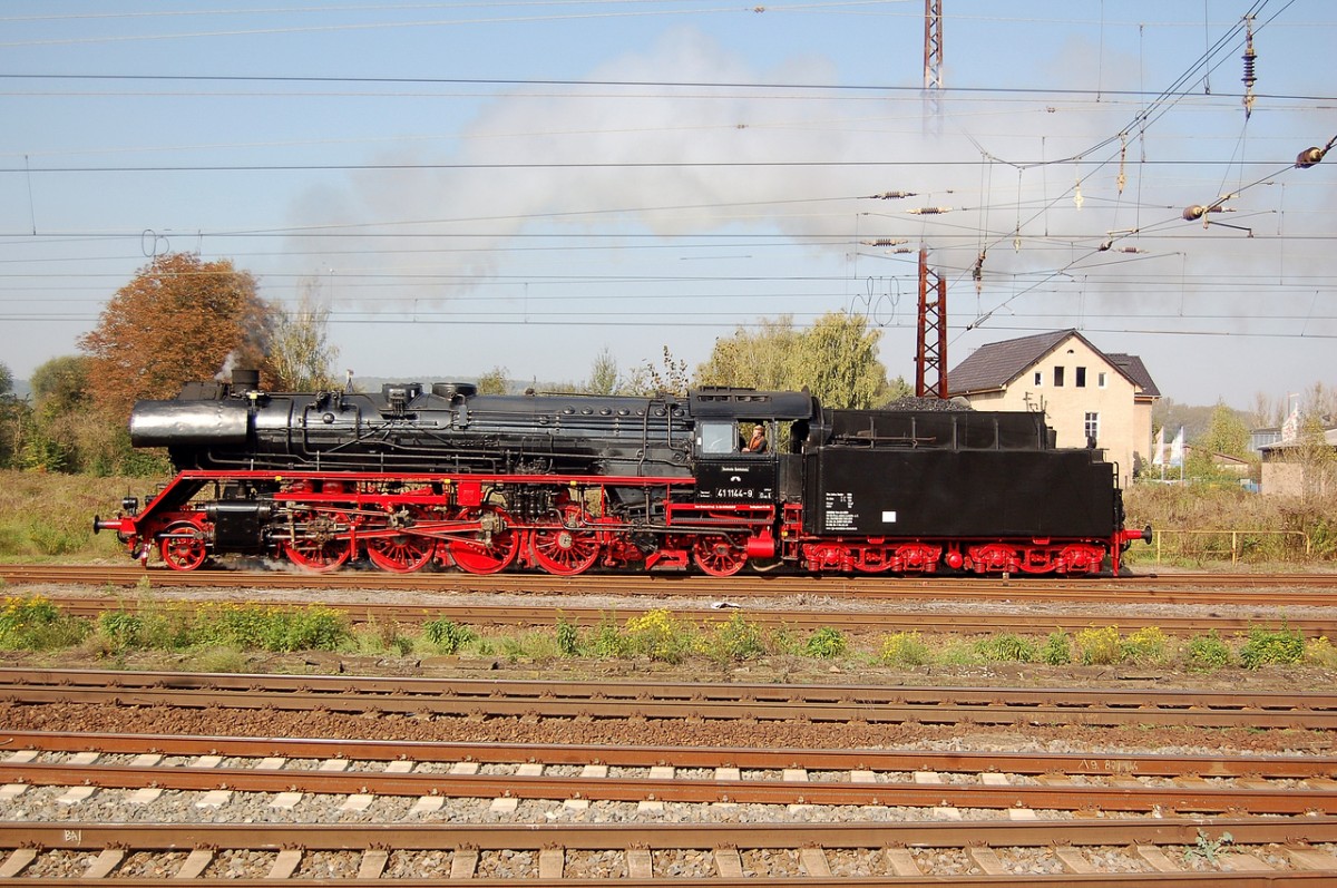 IGE Werrabahn-Eisenach 41 1144-9 am 04.10.2014 beim umsetzen in Naumburg Hbf. Sie brachte den RE 16277  Rotk�ppchen Express I  aus Bad Hersfeld und f�hrt nach dem umsetzen weiter nach Freyburg. (Foto: dampflok015)