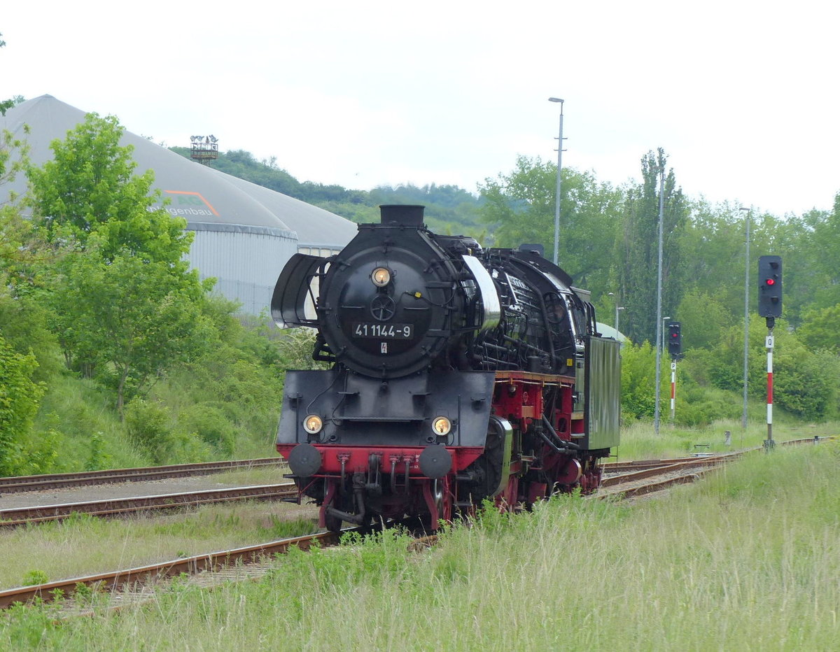 IGE Werrabahn-Eisenach 41 1144-9 am 21.05.2017 beim umsetzen in Karsdorf. Sie brachte zuvor den leeren  Rotk�ppchen-Express I  aus Freyburg zur Abstellung.