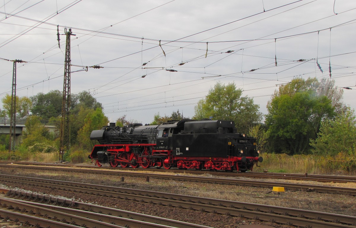 IGE Werrabahn-Eisenach 41 1144-9 beim umsetzten am 05.10.2013 in Naumburg Hbf. Sie war mit dem RE 16197  Rotk�ppchen-Express II  von Eisenach �ber Camburg nach Freyburg unterwegs und mu�te in Naumburg Hbf einen Fahrtrichtungswechsel vornehmen.