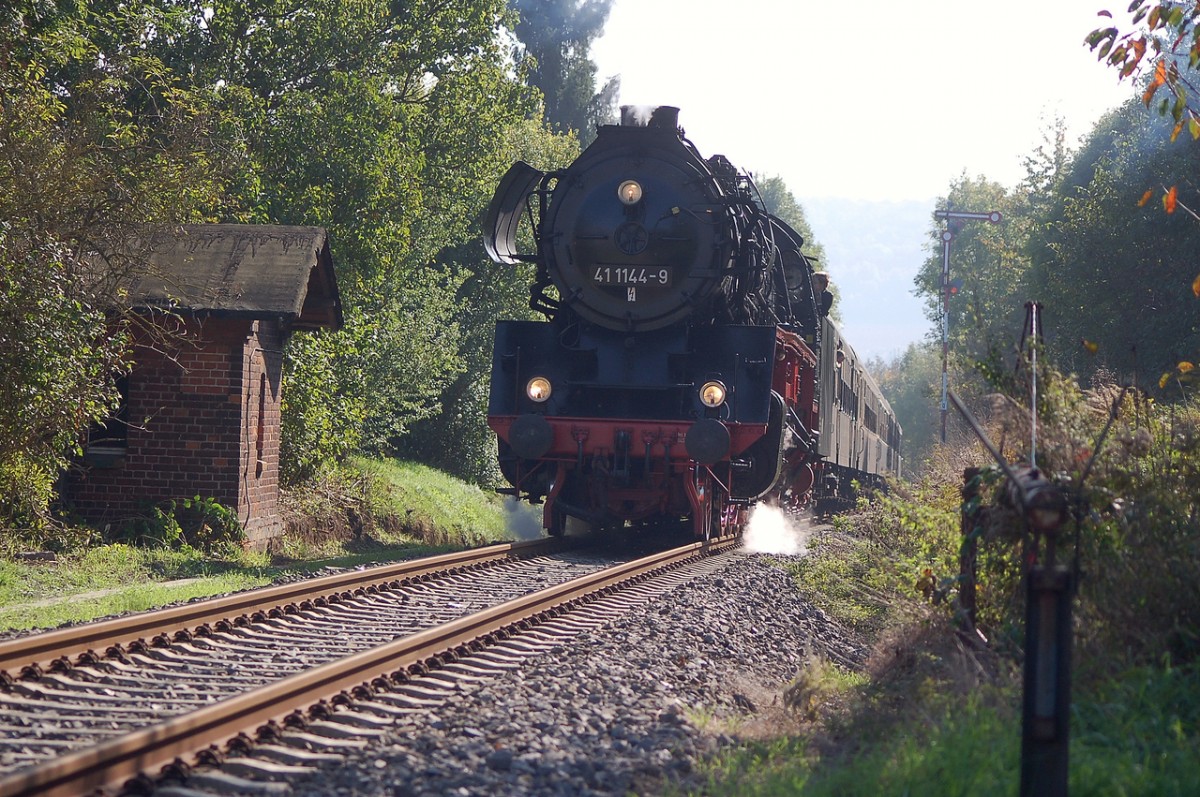 IGE Werrabahn-Eisenach 41 1144-9 mit dem Lr 16277 von Freyburg nach Karsdorf, am 04.10.2014 in Laucha. (Foto: dampflok015)